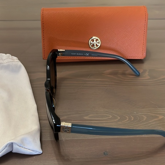 Round frame Tory Burch Sunglasses - Picture 3 of 5